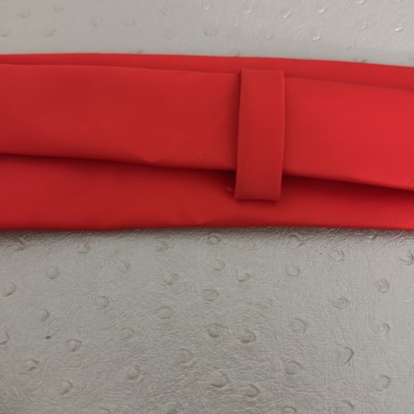 Red tie - Picture 3 of 4